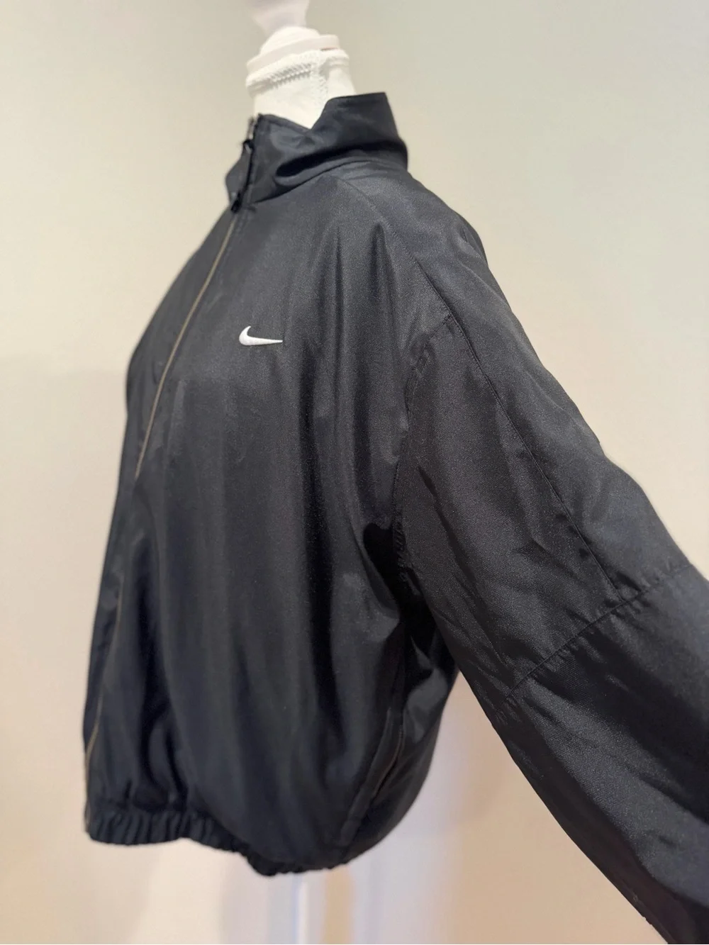 Nike Black Lightweight Oversized Women’s Windbreaker Jacket with White Swoosh - Picture 6 of 7
